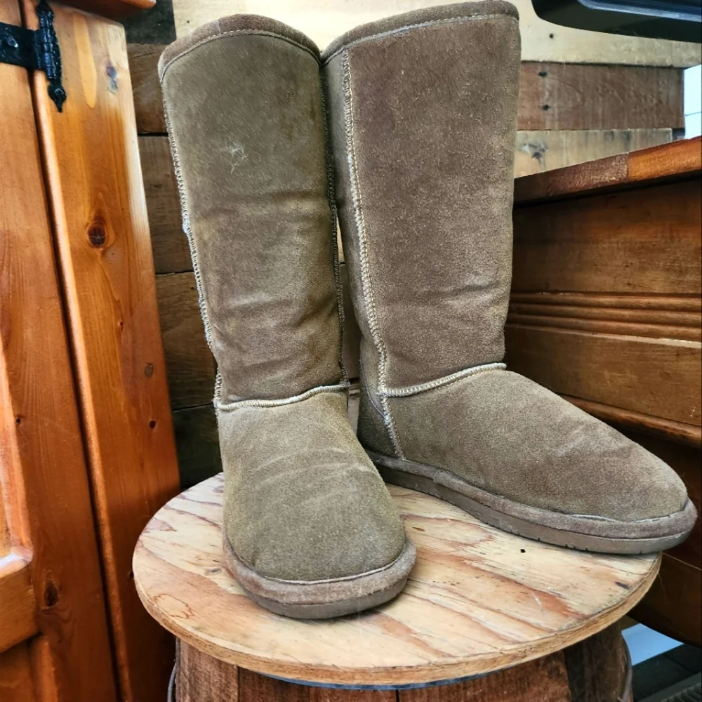 BEARPAW TALL FUR LINED BOOTS-SIZE 8